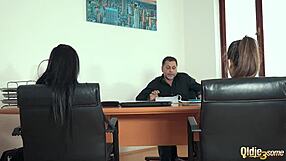 Veo a dos chicas calientes provocar y chorrear en este trío viejo joven 18+