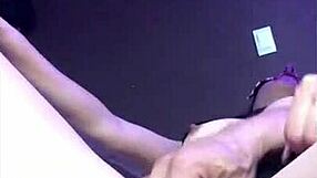 ربة بيت ناضجة تبلع لبن بعد إصبع طيز