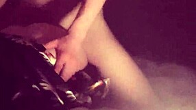 אמא חורגת ובן חורג חולקים מיטה בנוחות חמה