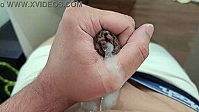 Pogledaj slatkog mladog momka 18+ kako se drka i svrši jako!