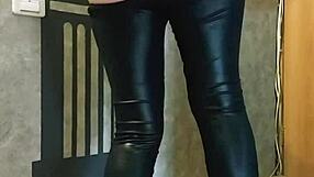 女の子がお尻をスパンキングしてマンコを指マン