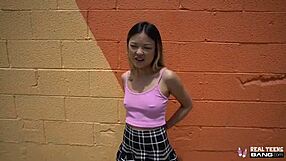 Pratar med asiatisk 18+ tjej Lulu Chu under casting-intervju