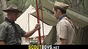 Маленький гей твинк жопа растянута огромным членом скаутмастера бэребеком в лесу - Скаутбойз Нет