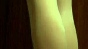 Wow schau dir die blonde MILF mit fetten Titten beim heißen Anal-Spiel mit Sexpuppen an!