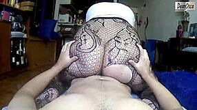 Latina gostosa cavalga pau do colega de quarto no dormitório