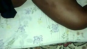 Preta Gulosa avale en gorge profonde la salope ebony aux gros seins en lingerie jusqu'à l'orgasme