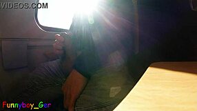 Podívej se na nadrženého chlapa, jak si tře monstrózní čurák ve vlaku