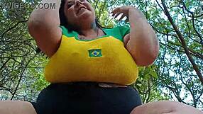 Torcedora safada exibiu e gozou escondida ao ar livre com medo - mary jhuana