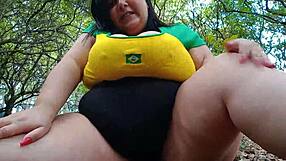 Torcedora safada exibiu e gozou escondida ao ar livre com medo - mary jhuana