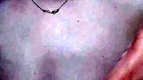 Asiatisk milf setter inn 20cm leketøy i trang fitte, strekker den vid