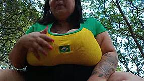 Torcedora safada exibiu e gozou escondida ao ar livre com medo - mary jhuana