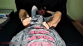 jerking off to a slutty wife's pussy gets intriguing