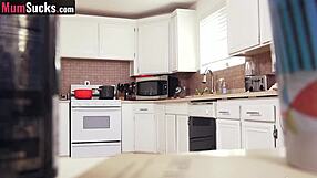 Nagymellű szőke milf megcsalja férjét mostohafia tabutapasztalattal