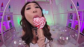 Nicole Doshi gadis Asia manis craving air mani dalam mulut