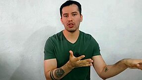 joven virgen chupa polla por primera vez al compa�ero musculoso en la oficina casi los atrapan