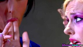 לסבית גלאמקור שדופת יושבת על פנים של לסבית קינקית בתחתונית סקסית