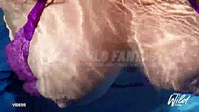 Wow, bustig pinay visar enorma tuttar i poolskandal!