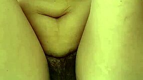 Podrobná tréninková lekce s dildem na chlupaté kundičce vedoucí k intenzivnímu jebání