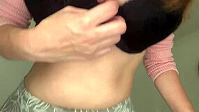 Огромна сперма тече от члена на мащехата върху лицето на завареника в офис ролева игра