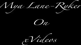 בלונדינית זונה מלקקת את התחת של החברה במכונית בחוץ, גומרת פעמיים