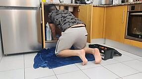 妻が水道屋と不倫、巨根を騎乗位で激しく騎る！熟れたお尻の隠し撮り