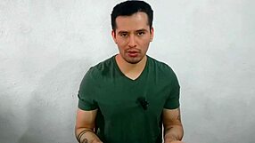 joven virgen chupa polla por primera vez al compa�ero musculoso en la oficina casi los atrapan