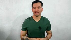 joven virgen chupa polla por primera vez al compa�ero musculoso en la oficina casi los atrapan