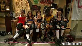 סביות מתגרות באצבע אנאלי לפני משחק דילדו אינטנסיבי