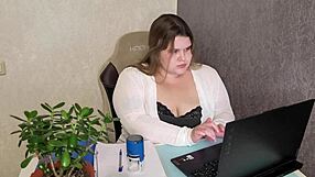 בוס מזיין תחת ענק של BBW חזק, ואז מזריק על ציצים גדולים עסיסיים.