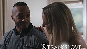 Moja trans prijateljica me prepriča, da ji jebem anal, medtem ko mi srka velikega črnega kura in konča v ustih