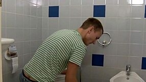 أسيطر على الخاضعة بديلدوز ولعب طيز في ثلاثي لينجري