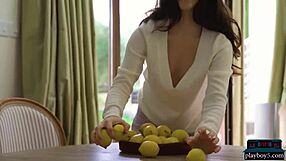 Украинска млада красавица Hayli Sanders се съблича гола за Playboy в секси разкритие отдолу.