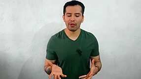 joven virgen chupa polla por primera vez al compa�ero musculoso en la oficina casi los atrapan