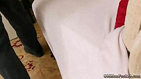 rdečelasa 18+ poskuša online striptease prvič