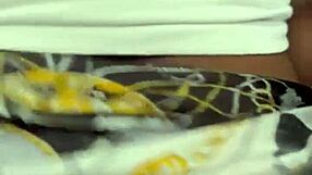 Hun inviterer daddy til at lege med hendes store fisselepper