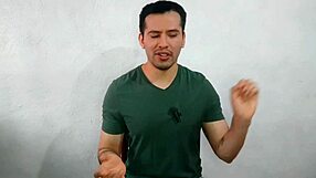 joven virgen chupa polla por primera vez al compa�ero musculoso en la oficina casi los atrapan