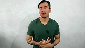 joven virgen chupa polla por primera vez al compa�ero musculoso en la oficina casi los atrapan