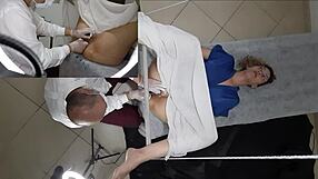 Pacientka roztiahne nohy počas gynekologického vyšetrenia a dostane dvojitú penetráciu s výstrelom.