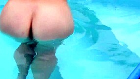 Metart blondine Isabella D leker med vannslange ute