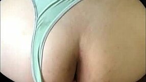 Gran culo joven latina se dobla y recibe creampie en el culo