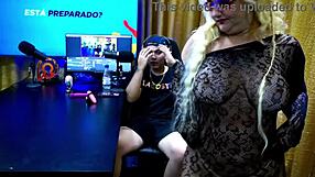 أندريسا سانشيز حارة مع روان، تعرض طيزها وزبه في بودكاست براكو بالأحمر الشفاف