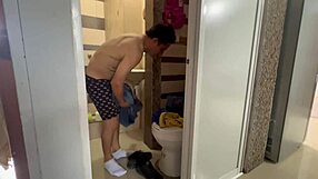 היי, תראה את אמא החורגת עם התחת הגדול מזיינת את החבר של הבעל שלי!