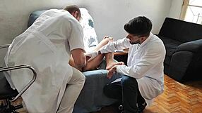 fui no ginecologista e os médicos safados me comeram sem camisinha no consultório