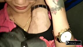 Słodka azjatycka drobna dziewczynka kocha swój punkt G w scenie outdoorowego lodzika