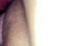 Esposa compartida con desconocido en bar swinger.