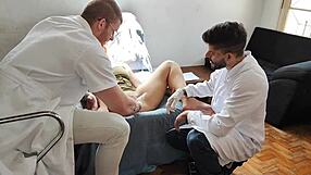 fui no ginecologista e os médicos safados me comeram sem camisinha no consultório