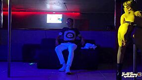 Cliente Quiere Satisfacer Sus Ganas con Dos Hembras Ardientes