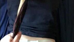 Gran culo joven latina se dobla y recibe creampie en el culo