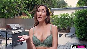 Chloe Amour Μεγάλα Τιτς Χτυπημένα με Ακατέργαστη Κρέμα Μέσα!