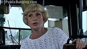 وااو، الجنس العام في الحافلة ساخن جداً!